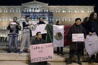 Se concentran frente al Parlamento en Atenas para unirse a la protesta por los desaparecidos en Ayotzinapa.