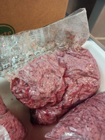 Estado de la carne que reciben los cocineros de las residencias, en una imagen facilitada por CC OO.