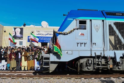 Llegada del primer tren de carga desde Irán durante la inauguración de la red ferroviaria Khaf-Herat en el distrito de Ghoryan de Herat el 10 de diciembre de 2020.