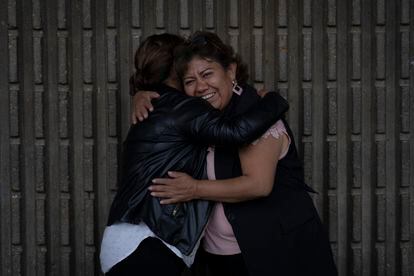 Lorena Ramírez y Rocío Martínez, madre e hija, reunidas después de 27 años, en entrevista con EL PAÍS, el 19 de octubre.
