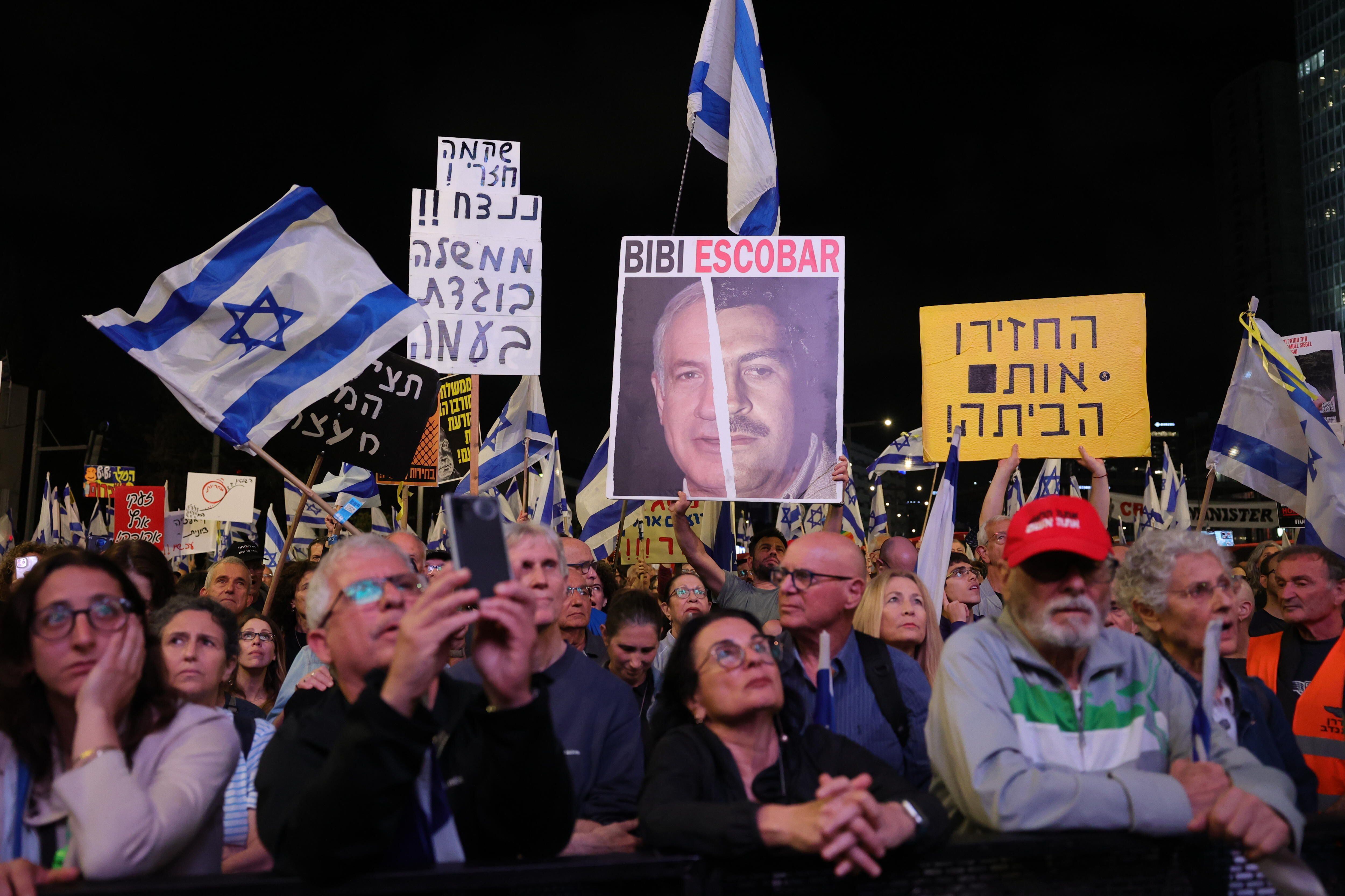 Cientos de personas protestaban en Tel Aviv para exigir al Gobierno que llegue a un acuerdo para liberar a los rehenes israelíes retenidos en Gaza seis meses después del ataque del 7 de octubre.