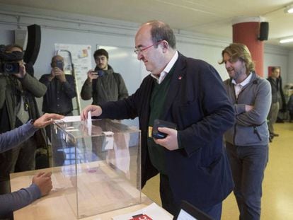 El secretario del PSC, Miquel Iceta, vota para validar el acuerdo entre PSOE y Unidas Podemos. 