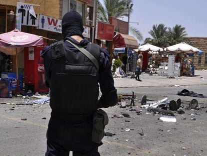 Un policía, cerca del templo de Luxor, centro turístico del sur de Egipto, donde se ha producido un ataque suicida.