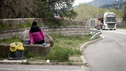 Una jove es prostitueix a la N-II, al seu pas per La Jonquera (Girona).
