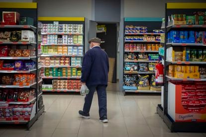 Un hombre, en un supermercado de Madrid, en abril.