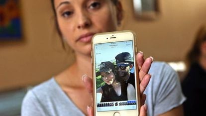 Maylín Díaz, muestra una foto de su hermana Mailén, última sobreviviente del accidente de avión.