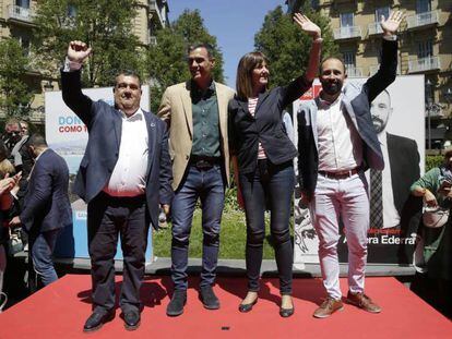 En la imagen, Pedro Sánchez, antes de intervenir en un mitin electoral en San Sebastián, acompañado por Ernesto Gasco, Idoia Mendia y Denis Itxaso (derecha). En vídeo, se complica el nombramiento de Iceta como senador.