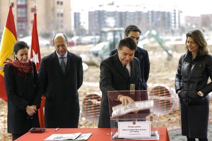 Ignacio González pone la primera piedra del colegio Blas de Lezo