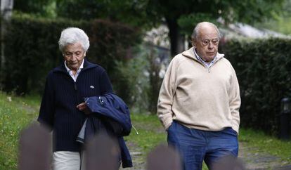 Marta Ferrusola y Jordi Pujol, el pasado agosto saliendo de la casa de Queralbs, propiedad de la primera.