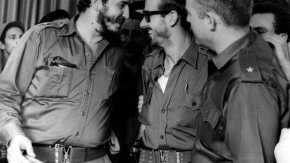 Fidel Castro con Gutiérrez Menoyo (en el centro), en 1959.