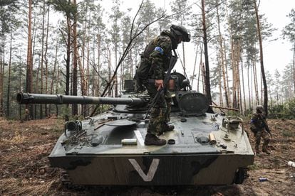 Soldados ucranianos inspeccionan un tanque ruso capturado en el bosque de Irpin, 8 kilómetros al noroeste de Kiev.