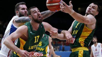 Maciulis, Valanciunas y Raduljica pugnan por un balón.