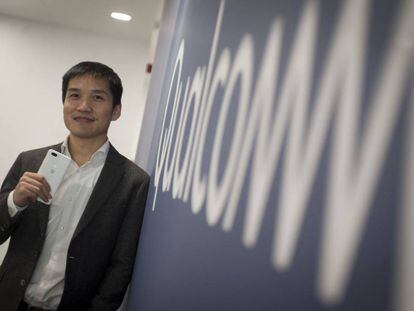 El CEO de OnePlus Pete Lau posa con el &uacute;ltimo modelo de su firma.