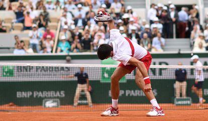 Djokovic rompe su raqueta durante el partido contra Bautista.