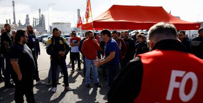 Trabajadores en huelga en TotalEnergies.