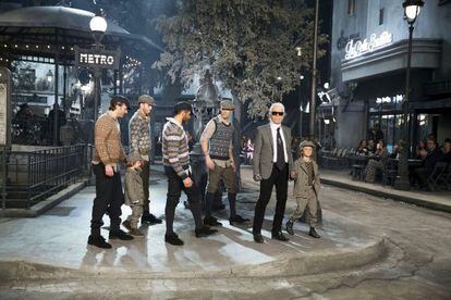 Karl Lagerfeld, junto a algunos de sus modelos, en el desfile de Chanel celebrado la noche del martes en Roma.