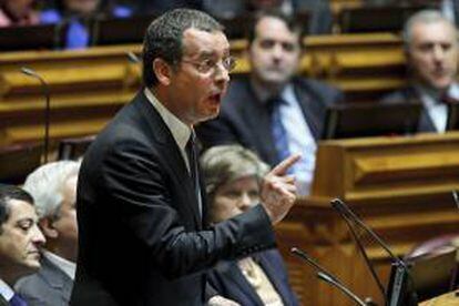 El líder de los socialistas lusos, Antonio José Seguro, pronuncia su discurso antes de la votación del tratado de estabilidad presupuestaria de la UE en el Parlamento luso, en Lisboa (Portugal). EFE/Archivo