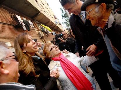 Alicia Sánchez-Camacho y Xavier García Albiol, ayer, hablando con vecinos en Badalona.