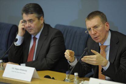 Edgars Rinkēvičs (derecha) junto al ministro de Exteriores alem&aacute;n, Sigmar Gabriel, el 1 de marzo en Riga. 