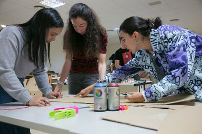 María Fernanda Villasmil junto con la poeta Raquel Vázquez y la ilustradora Belén Benavent, durante el proceso de grabado de la portada del libro.