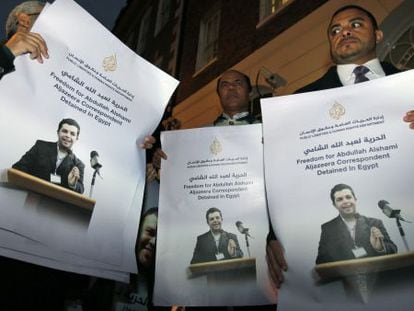 Pancartas de protesta contra la detenci&oacute;n de los periodistas de Al Jazeera.