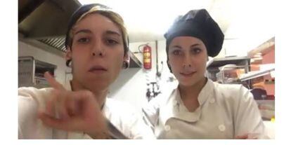 Imagen del vídeo que colgaron en Facebook dos de las trabajadoras afectadas por los impagos de un restaurante de Tommy Mel's en Alcalá de Henares