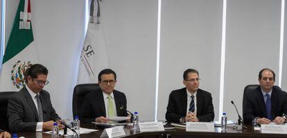 El secretario de econom&iacute;a de M&eacute;xico, Ildefonso Guajardo (segundo por la izquierda), presenta a los negociadores del TLC.