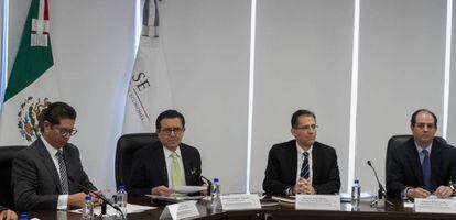 El secretario de economía de México, Ildefonso Guajardo (segundo por la izquierda), presenta a los negociadores del TLC.