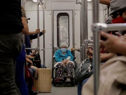 Una mujer de la tercera edad en el Metro de Ciudad de México.