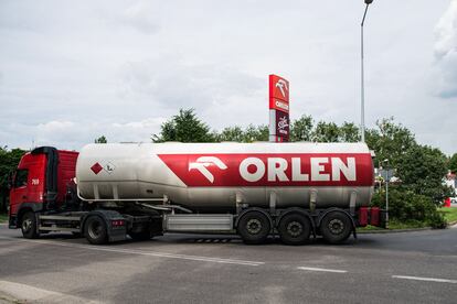 Una camión sale de la refinería de Orlen en la ciudad de Plock, Polonia.