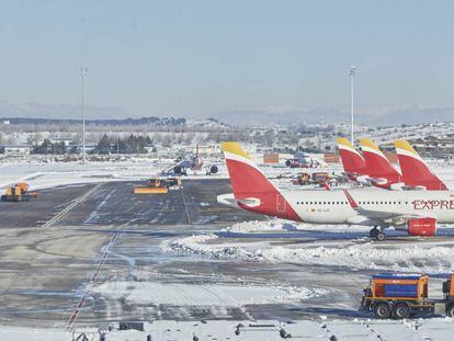 Varias excavadoras trabajan para retirar la nieve y el hielo de la pista del aeropuerto Madrid-Barajas Adolfo Suárez, en Madrid (España), a 12 de enero de 2021.