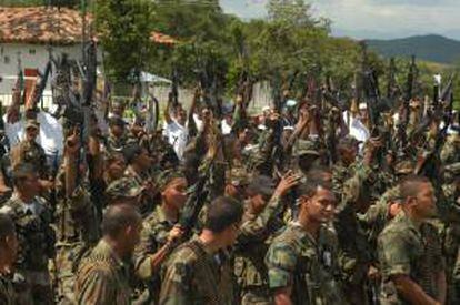 Las FARC son también las supuestas responsables del derribo de cinco torres de energía que han afectado al servicio en los municipios de Maguí, Roberto Payán, Barbacoas y el puerto de Tumaco. EFE/Archivo