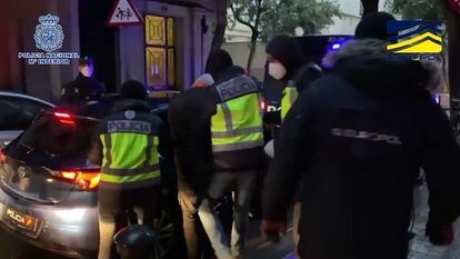 Agentes de la Policía Nacional introducen a un detenido en una operación antiyihadista desarrollada en Barcelona en enero de 2021.
