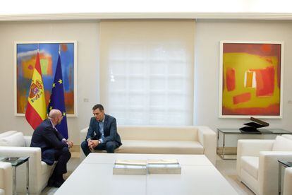 El presidente del Gobierno, Pedro Sánchez, recibe al presidente del Consejo Europeo, Charles Michel, en el Palacio de la Moncloa, a 2 de julio de 2023, en Madrid (España). 