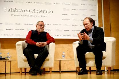 Desde la izquierda, Fernando Savater y Javier Marías, durante un diálogo que mantuvieron sobre literatura en Madrid en 2016.