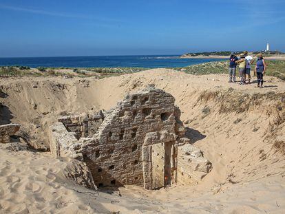 Restos de los baños romanos descubiertos en los arenales de los Caños de Meca.