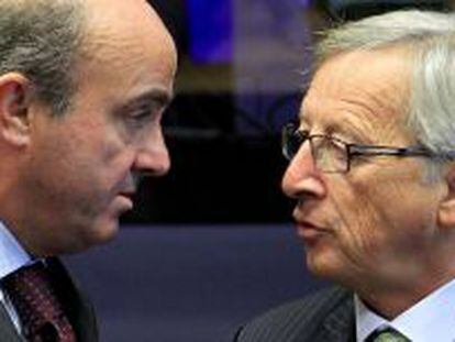 El ministro de Econom&iacute;a, Luis de Guindos, conversa con el candidato popular a presidir la Comisi&oacute;n Europea, Jean-Claude Juncker