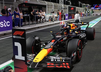 Verstappen vive ajeno al lío en Red Bull