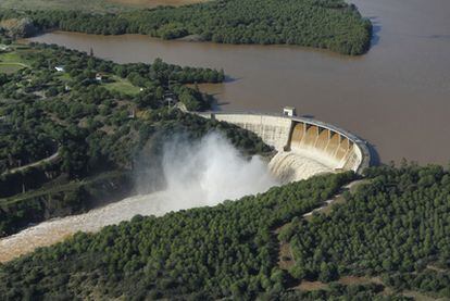 Pantano de El Gergal, dependiente de la empresa muncipal de aguas de Sevilla, Emasesa.