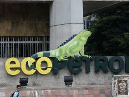Vista del logo de la petrolera estatal colombiana Ecopetrol en la fachada de su edificio sede en Bogotá (Colombia). EFE/Archivo