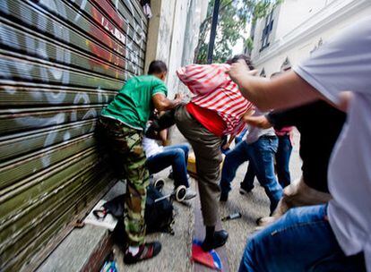 Un periodista es agredido por un grupo de seguidores de Chávez en las calles de Caracas