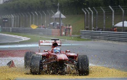 El accidente de Alonso tras perder el alerón delantero.
