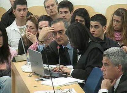 En el centro de la imagen, frente al ordenador, el abogado de la AVT Juan Carlos Rodríguez Segura.