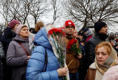 Russian citizens hold carnations outside the Orthodox church to say goodbye to Russian opponent Alexei Navalny. 