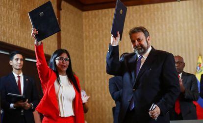 Delcy Rodríguez, vicepresidenta de Venezuela, y el diputado opositor Timoteo Zambrano tras la firma del acuerdo el lunes.