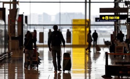 Viajeros con maletas en la terminal T-4 de Barajas.