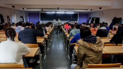 Un grupo de personas en las pruebas de Formación Sanitaria Especializada convocadas por el Ministerio de Sanidad, el 21 de enero de 2023 en Madrid.