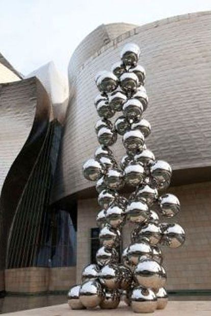 Acero inoxidable y acero al carbono. 14 × 6 mm. Cortesía del artista. Instalación: Museo Guggenheim Bilbao, 2010