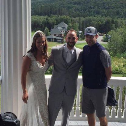 Mientras se celebraba el banquete de esta boda en el Omni Mount Washington Resort, en New Hampshire, el pasado agosto, Justin Timberlake se aproximó a la familia de los recién casados mientras estos se hacían unas fotos. Los novios le pidieron una foto y el cantante de 'Can't Stop the Feeling' no pudo negarse.