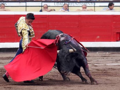 Diego Urdiales, en un muletazo con la mano derecha a su primer toro.